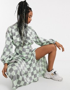 Атласное платье миди со сборками и принтом в шахматную клетку ASOS DESIGN-Мульти