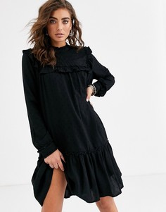 Свободное платье мини из ткани добби с высоким воротом с оборками Object-Черный