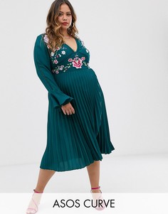 Платье миди с плиссировкой, кружевными вставками и вышивкой ASOS DESIGN Curve-Зеленый