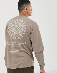 Oversize-футболка с двухслойными длинными рукавами и абстрактным принтом ASOS DESIGN-Коричневый