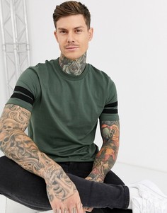 Футболка хаки с контрастными полосками на рукавах ASOS DESIGN-Зеленый