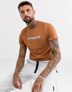 Футболка с принтом на груди ASOS DESIGN-Коричневый