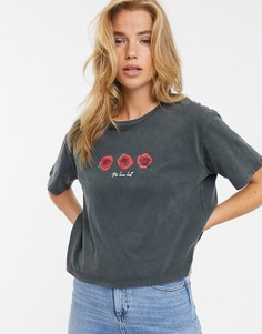 Серая укороченная футболка с эффектом кислотной стирки и принтом розы New Look-Серый