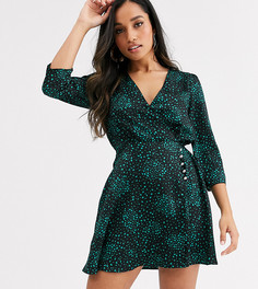Платье мини с запахом и зеленым принтом сердечек River Island Petite-Черный