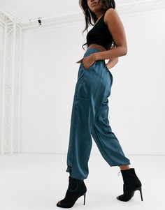 Атласные брюки с карманами в стиле милитари ASOS DESIGN-Зеленый