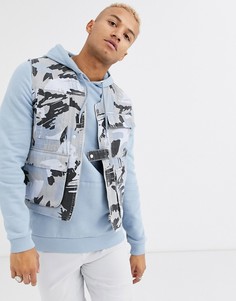 Серый джинсовый жилет с камуфляжным принтом ASOS DESIGN