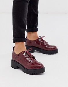 Бордовые походные ботинки на плоской массивной подошве, шнуровке и с эффектом крокодиловой кожи New Look-Красный