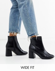 Черные ботильоны на блочном каблуке с рисунком крокодиловой кожи New Look wide fit-Черный