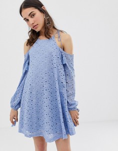 Кружевное свободное платье с открытыми плечами и кисточками J.O.A-Синий J.O.A.