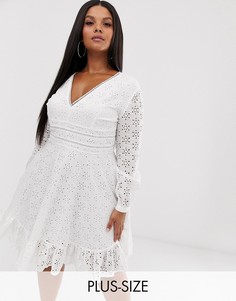 Белое короткое приталенное платье с вышивкой и оборкой Koco & K Plus-Белый