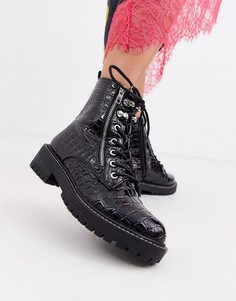 Черные байкерские ботинки с эффектом крокодиловой кожи на шнуровке Topshop-Черный