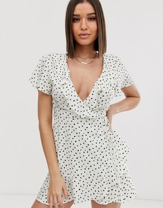 Чайное платье в горошек с запахом и оборками Missguided-Белый