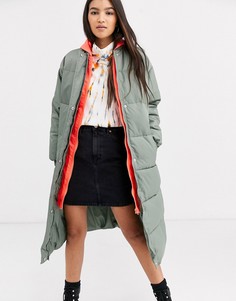 Длинное дутое пальто шалфейного цвета с контрастным капюшоном ASOS DESIGN-Зеленый