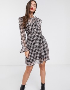 Розовое платье в ломаную клетку River Island-Розовый