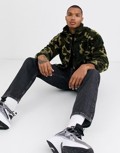 Двусторонняя куртка из искусственного меха с камуфляжным узором Bershka-Зеленый