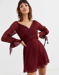 Платье мини с ярусной юбкой, запахом и кружевной отделкой ASOS DESIGN-Красный
