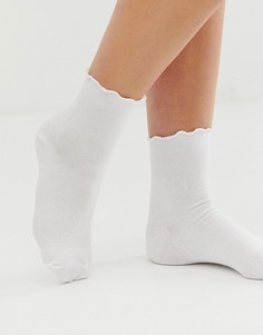 Однотонные белые носки с оборкой ASOS DESIGN-Белый