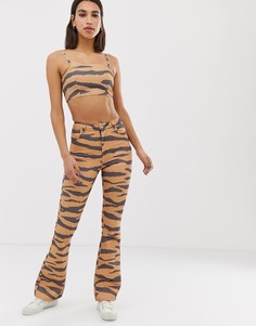 Расклешенные джинсы с тигровым принтом ASOS DESIGN-Коричневый