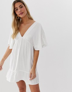 Свободное платье мини с V-образным вырезом и баской ASOS DESIGN-Белый