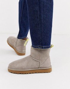 Сапоги серовато-бежевого цвета с желтыми вставками и логотипом UGG Classic Mini II-Серый