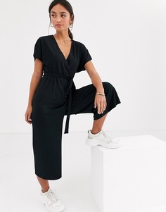 Черный комбинезон с запахом и жатым эффектом New Look