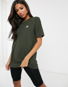 Футболка цвета хаки с логотипом adidas Originals Essential-Зеленый