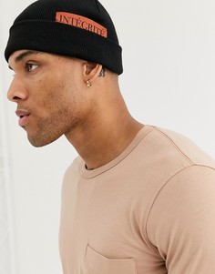 Черная шапка-бини с тканой нашивкой ASOS DESIGN-Черный