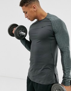 Серый лонгслив из ткани \therma\" Nike Pro Training