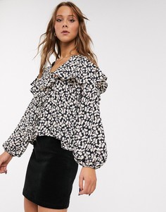 Блузка с оборками и цветочным принтом Topshop-Черный