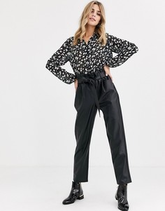 Черные брюки из искусственной кожи с присборенной талией Miss Selfridge-Черный