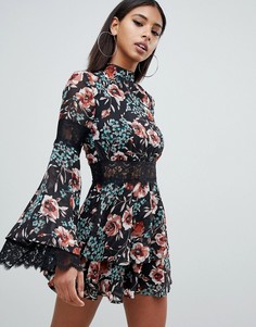 Чайное платье с высоким воротом, цветочным принтом и кружевом Missguided-Мульти
