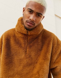 Свободный свитшот из искусственного меха коричневого цвета с воротом на молнии ASOS DESIGN-Коричневый