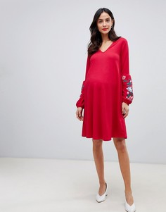 Платье малинового цвета с V-образным вырезом и цветочным принтом на рукавах Bluebelle Maternity-Красный
