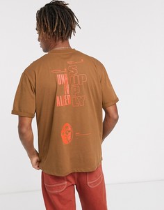 Свободная футболка с контрастным принтом на спине и отворотами на рукавах ASOS DESIGN-Коричневый