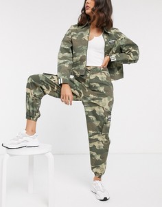 Камуфляжные брюки карго с завышенной талией adidas Originals RYV-Мульти