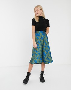 Зеленая атласная юбка миди с принтом оленей Monki-Зеленый