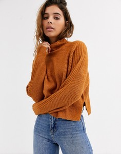 Светло-коричневый короткий джемпер с высоким воротником Topshop