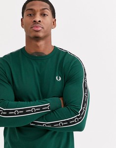 Зеленый лонгслив с лентой по бокам Fred Perry