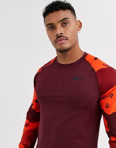Бордовый лонгслив с камуфляжным принтом на рукавах Nike Training-Красный