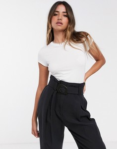 Приталенная футболка с отделкой на воротнике Ted Baker Jacci-Кремовый