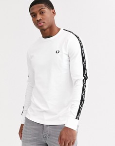 Белый лонгслив с полосками по бокам Fred Perry