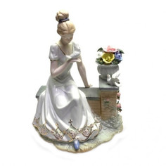 Фигурка Home & Style Девушка с голубями на скамейке 27см