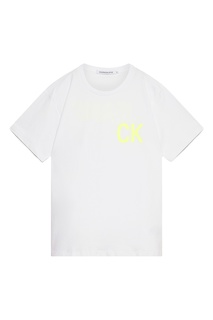 Белая футболка с желтым логотипом Calvin Klein Jeans
