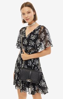 Короткое черное платье с цветочным принтом Guess