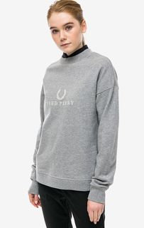 Свитшот с вышитым логотипом бренда Fred Perry