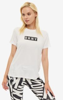 Белая футболка с логотипом бренда Dkny