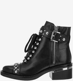 Демисезонные ботинки с металлическим декором Guess
