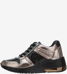 Кроссовки с выделкой под рептилию на танкетке Guess