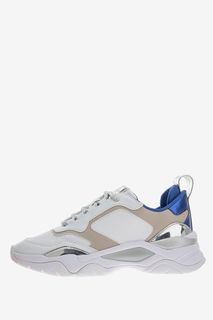 Белые кроссовки с монограммой бренда Guess