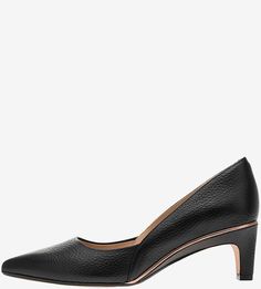 Черные кожаные туфли с острым носом Clarks